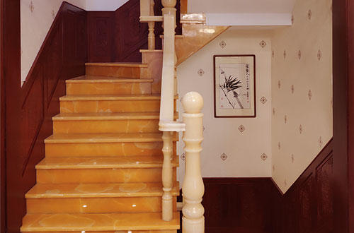 息烽中式别墅室内汉白玉石楼梯的定制安装装饰效果